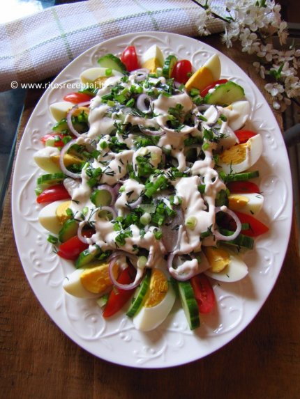 Gaivios silkės salotos su kiaušiniais ir daržovėmis