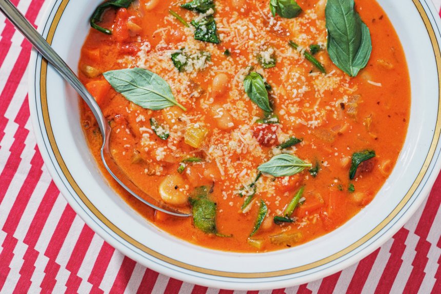 Kremiška pupelių ir konservuotų pomidorų sriuba