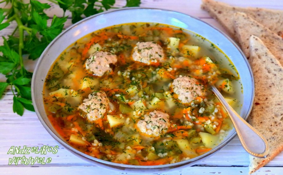 Soti agurkinė sriuba su mėsos kukulaičiais