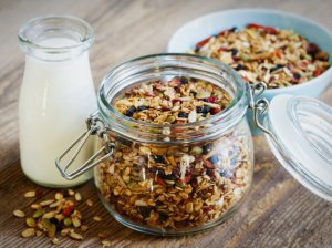 Naminė granola - kas tai ir  kaip pasigaminti pačiam?