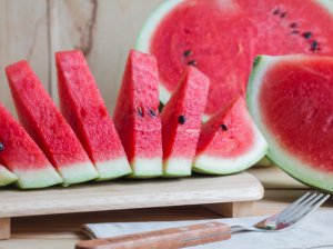 Kaip lengvai supjaustyti arbūzą patogiai valgyti?
