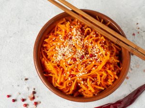 Korėjietiškos morkytės žingsnis po žingsnio + 6 receptai, kur jas panaudoti!