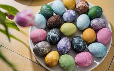 Kiaušinius dažome natūraliai - 17 marginimo receptų be jokios chemijos