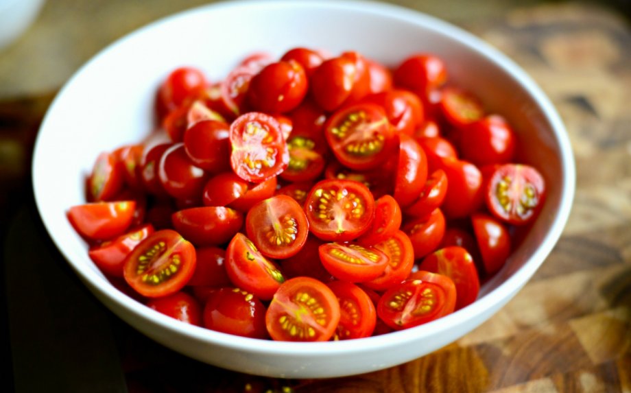 Kaip žaibiškai supjaustyti vyšninius pomidorus, alyvuoges ir įvairias uogas?