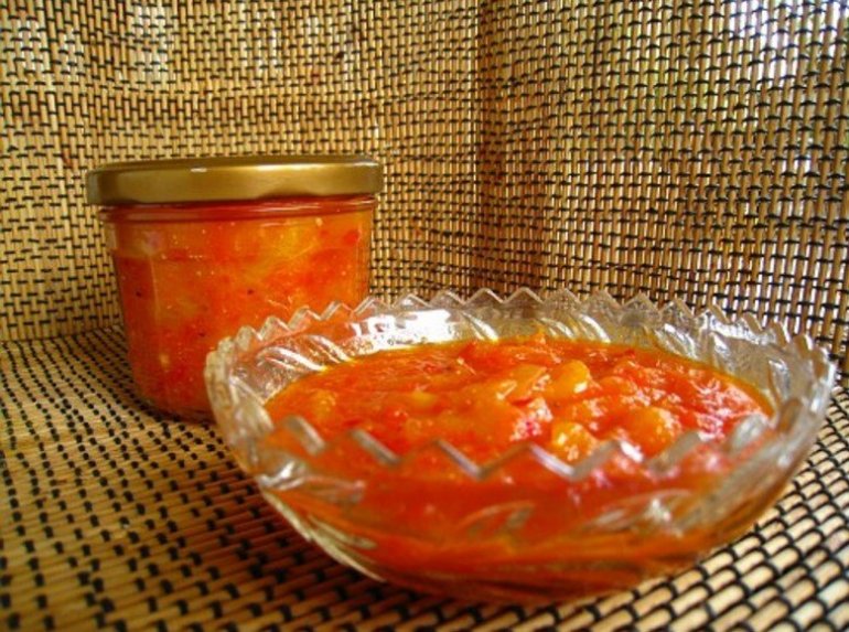 Aštrus paprikų pagardas žiemai su persikais - tobulai tinkantis prie mėsytės ar sūrių