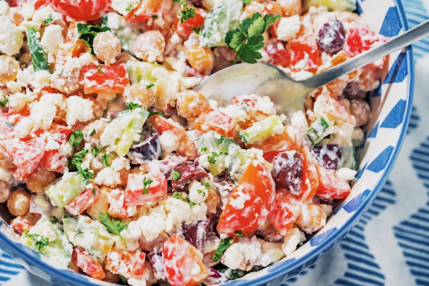 Avinžirnių salotos su agurkais, pomidorais ir jogurtiniu padažu