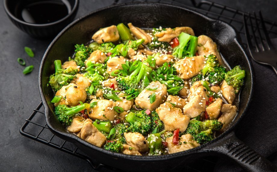Azijietiška vištiena su brokoliais - greita ir skani