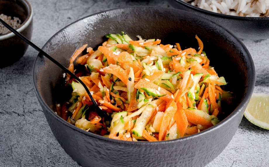 Azijietiškos agurkų ir morkų salotos