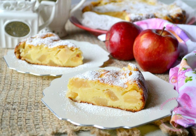 Drėgnas obuolių pyragas su natūraliu jogurtu