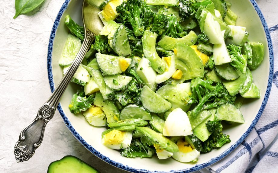 Gaivios brokolių salotos su avokadu, kiaušiniais ir agurkais