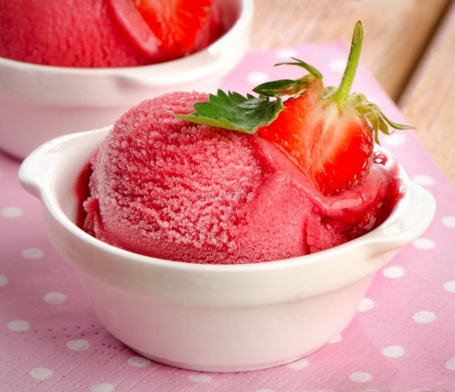 Gaivūs naminiai braškiniai-jogurtiniai ledai (natūraliai saldūs)