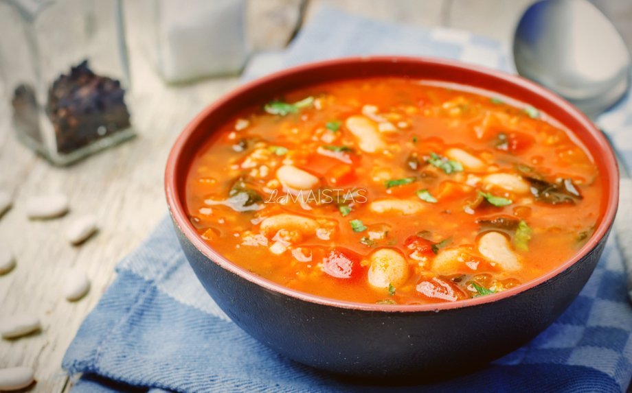 Greita konservuotų pomidorų sriuba su pupelėmis