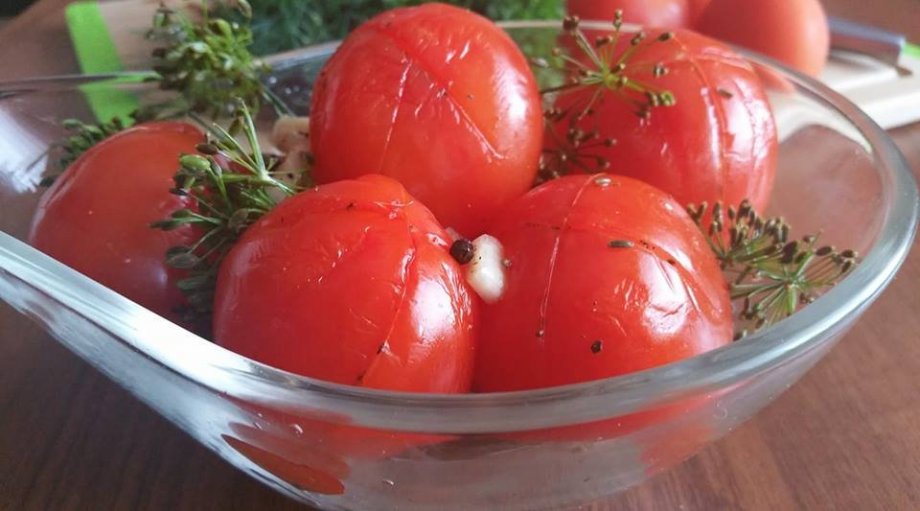 Greitai rauginti pomidorai sausuoju būdu