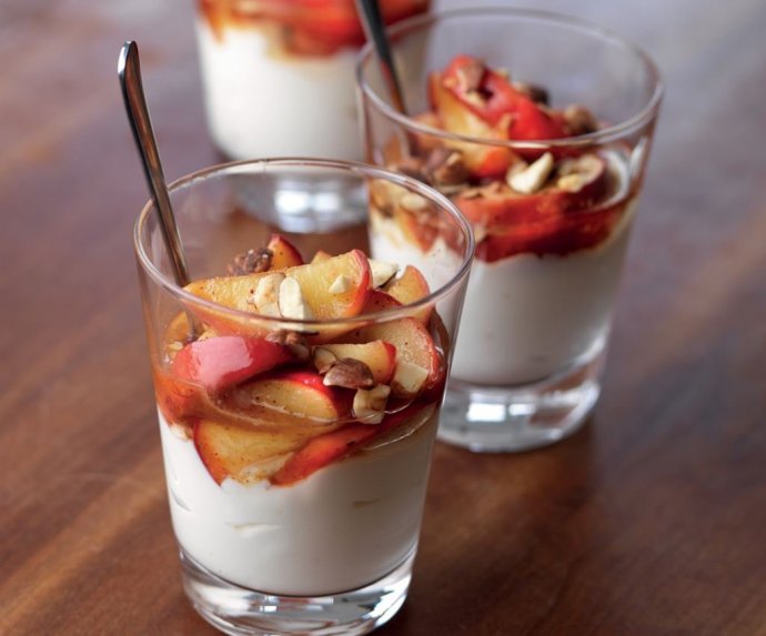 Greitas obuolių desertas su jogurtu