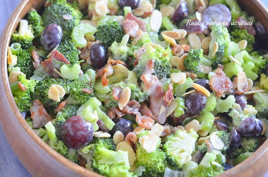 Greitos brokolių salotos su vynuogėmis ir šonine