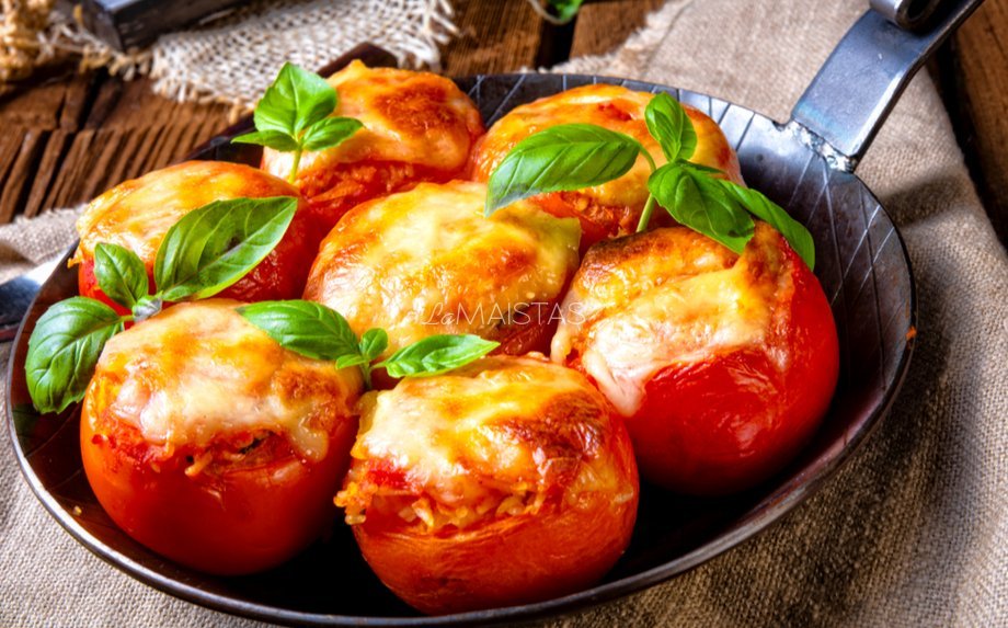 Įdaryti pomidorai su varške ir sūriu orkaitėje