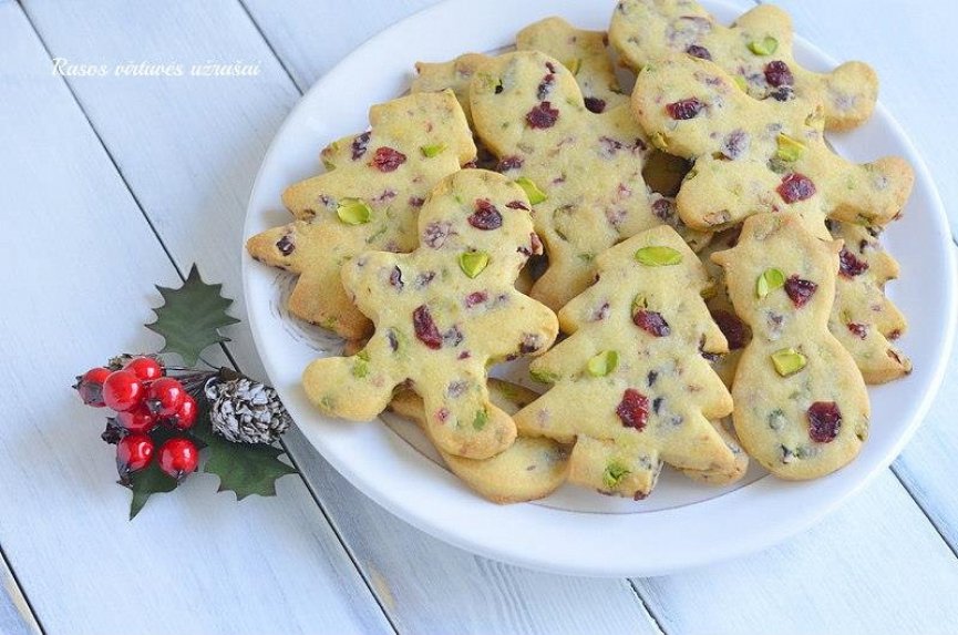 Kalėdiniai sausainiai su džiovintomis spanguolėmis ir riešutais (be kiaušinių)