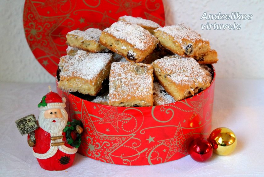 Kalėdiniai varškės sausainiai su džiovintais vaisiais