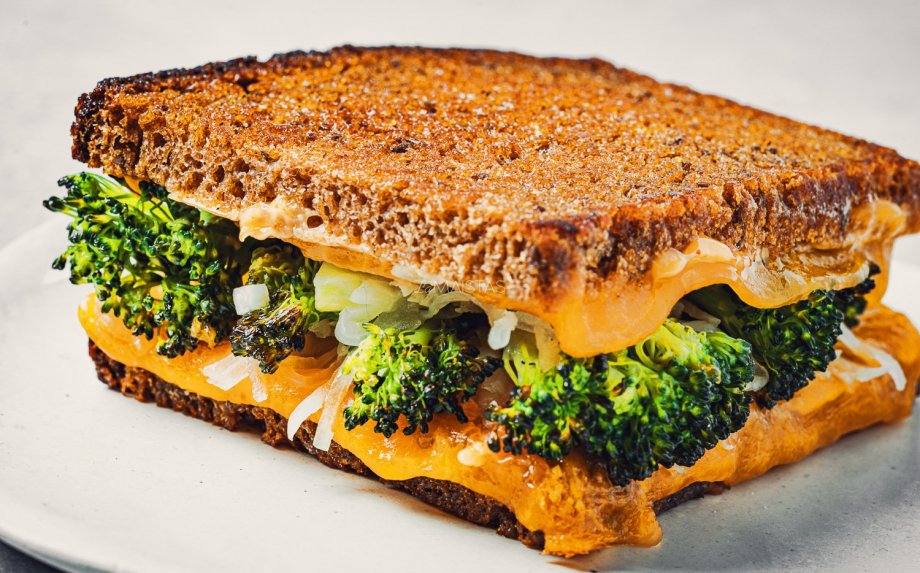 Keptas sumuštinis su brokoliais ir sūriu ala Reuben