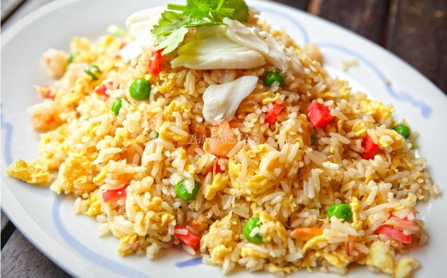 Kiniški ryžiai su kiaušiniu ir žirneliais