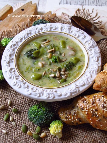 Kreminė brokolių ir sūrio sriuba su grikiais ir paukštiena