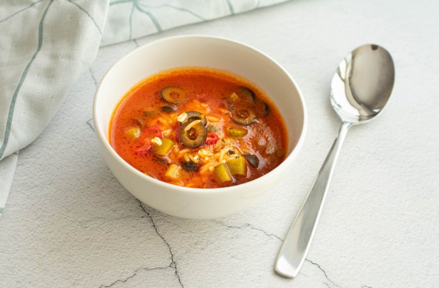 Mano skaniausia pomidorų sriuba su ryžiais per 20 minučių (veganiška)