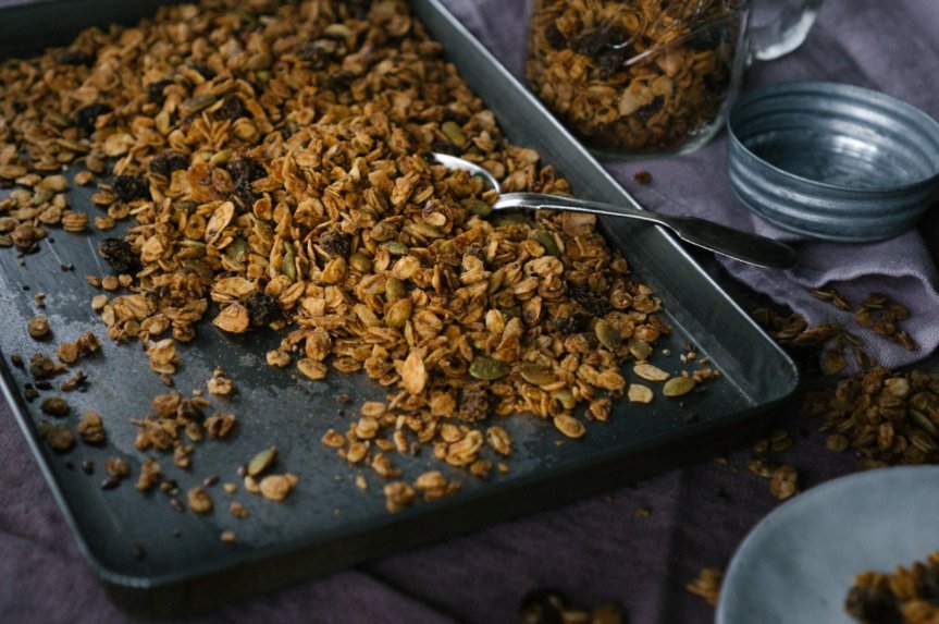 Naminė granola su žemės riešutų sviestu (be cukraus)