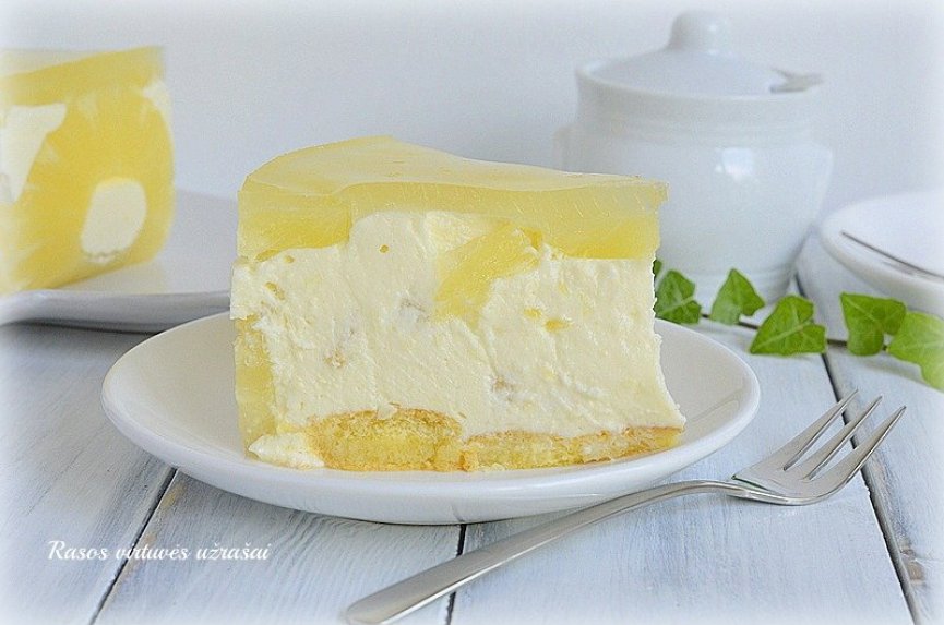 Nekeptas ananasinis jogurto tortas