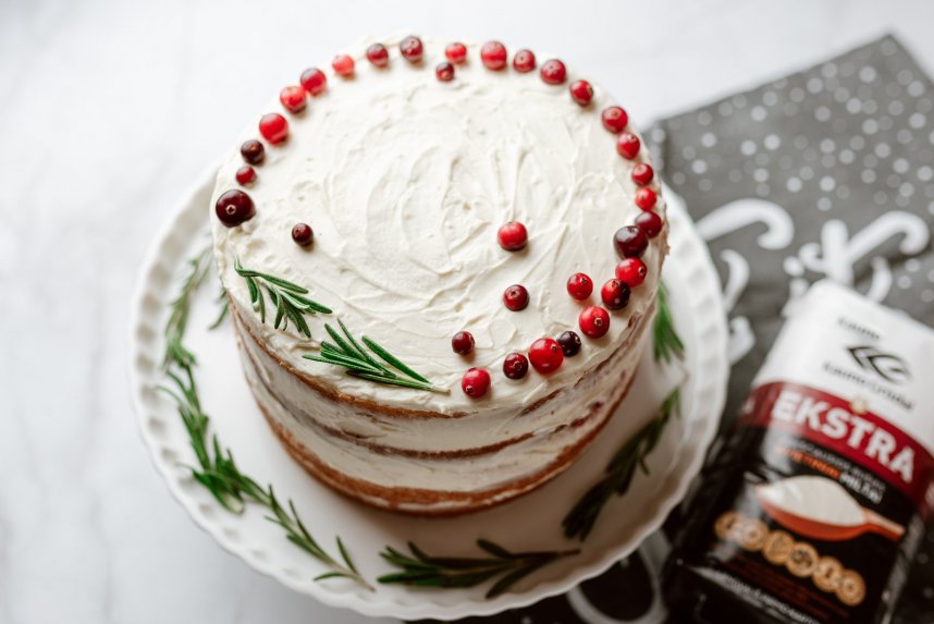 „Nuogas“ biskvitinis tortas su maskarponės kremu ir uogiene