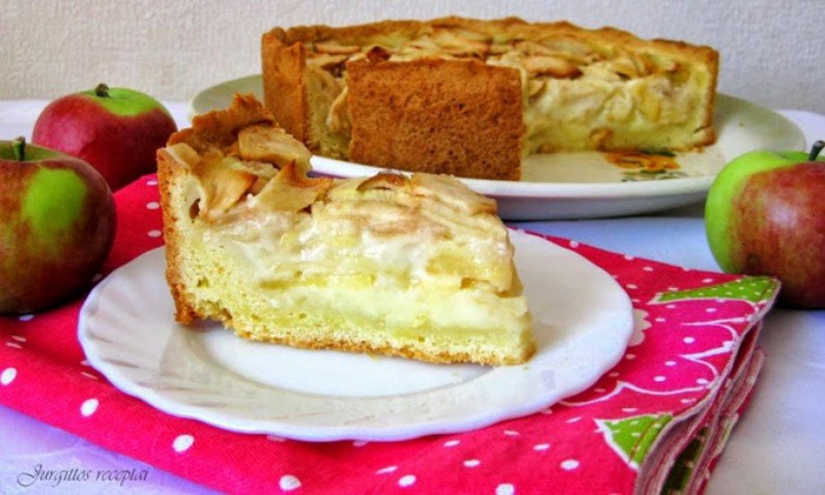 Obuolių pyragas su grietininiu kremu pagal seserų Cvetajevų receptą