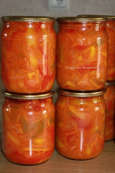 Paprikų, svogūnų ir morkų salotos žiemai su pomidorų sultimis