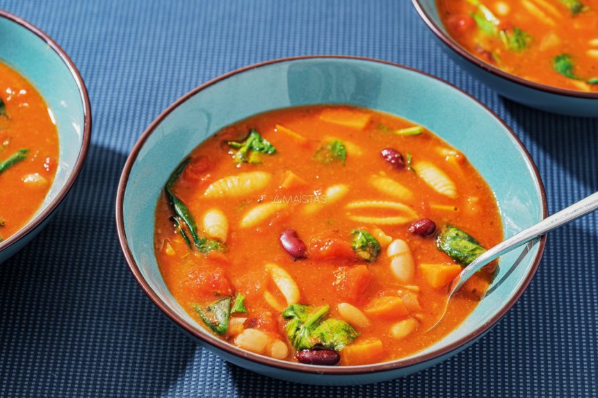 Pomidorinė sriuba su pupelėmis ir makaronais