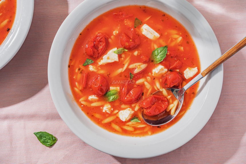 Pomidorų sriuba su orzo makaronais ir feta