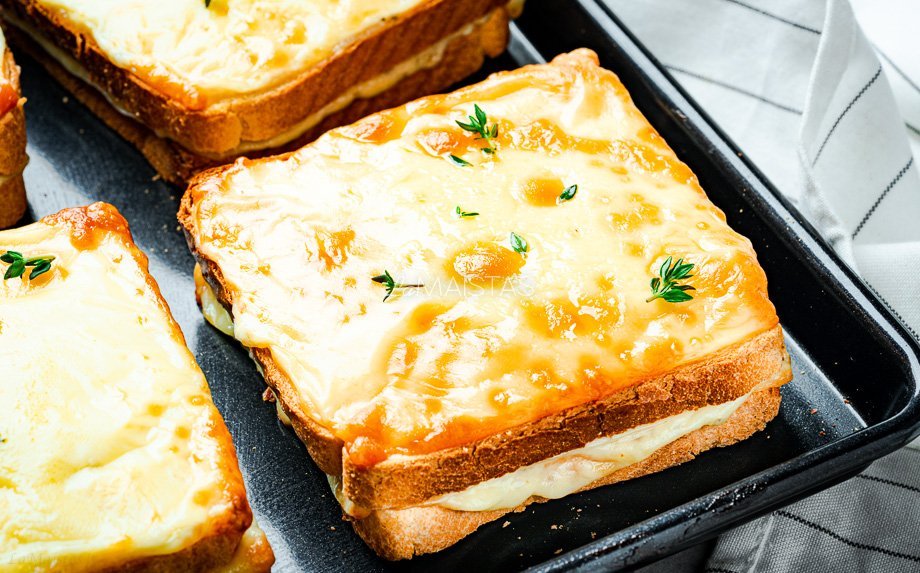 Prancūziški kepti sumuštiniai su kumpiu ir sūriu