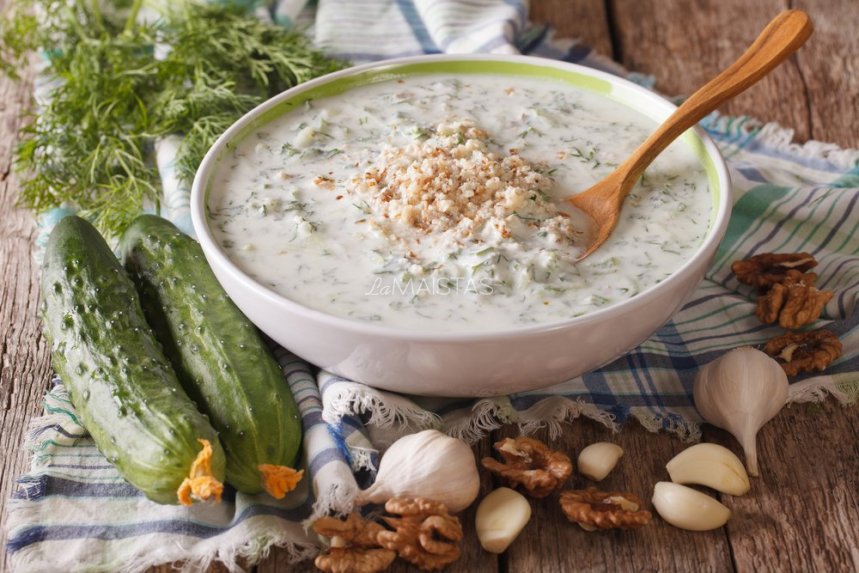 Šalta bulgariška jogurto ir agurkų sriuba “Tarator