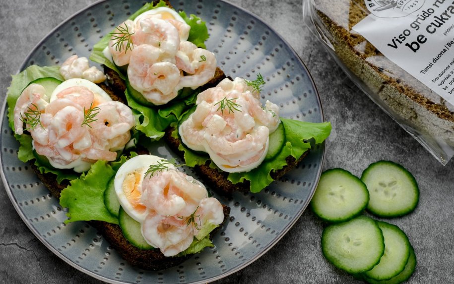 Skandinaviški sumuštinukai su krevetėmis ir kiaušiniu