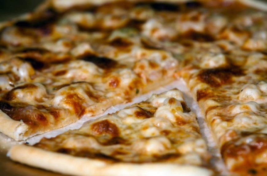 Skanioji pica be mielių su česnakinėmis krevetėmis ir sūriu
