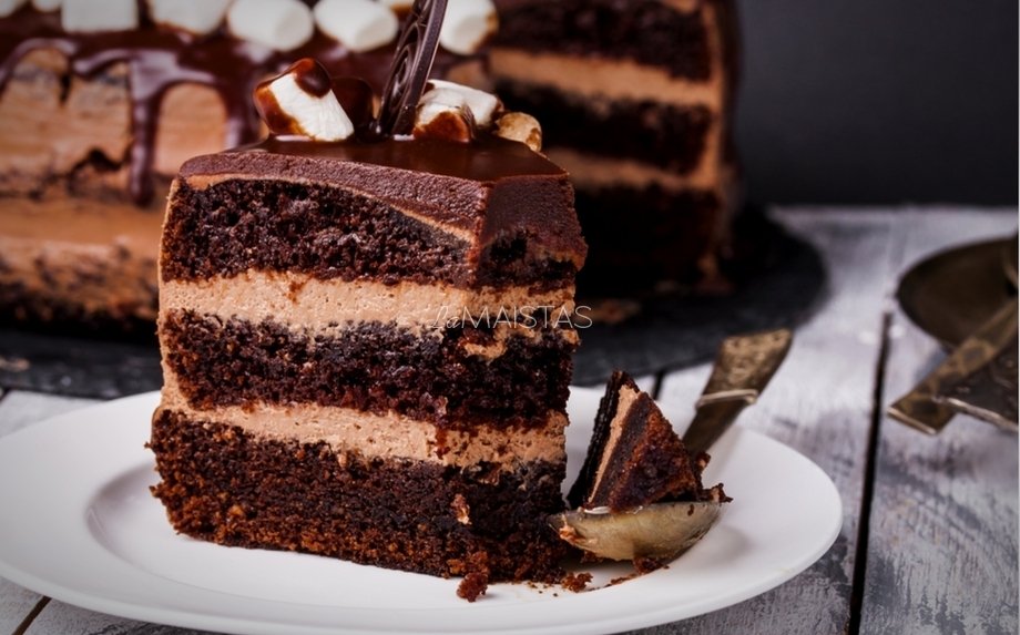 Skanusis grietininio biskvito tortas “Juodasis princas” su karameliniu pertepimu