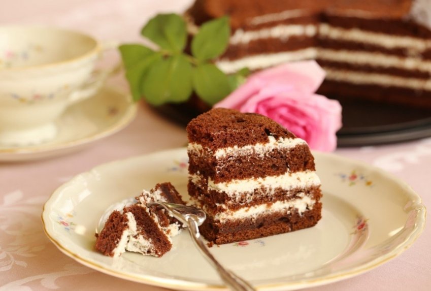 Šokoladinis uogienės biskvito tortas su grietinės pertepimu