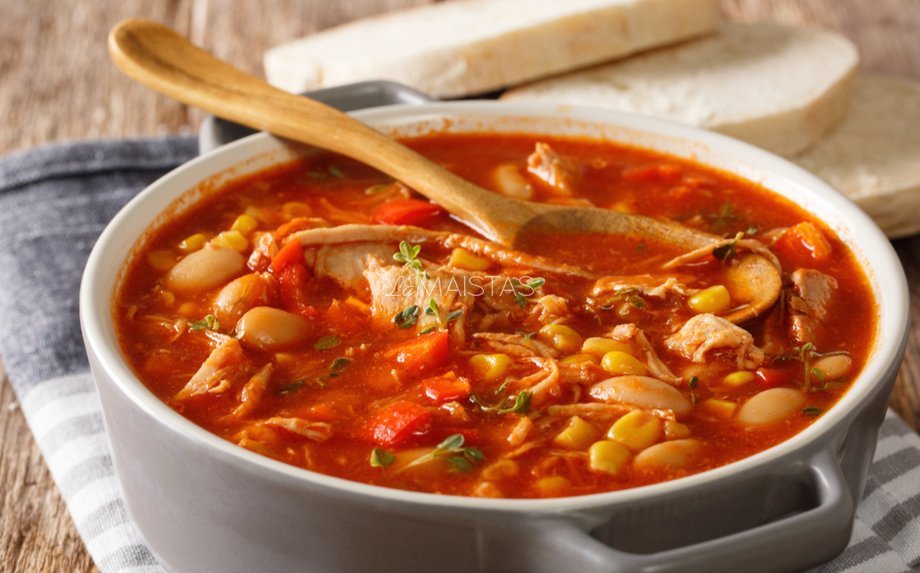 Soti pomidorinė vištienos ir daržovių sriuba su pupelėmis
