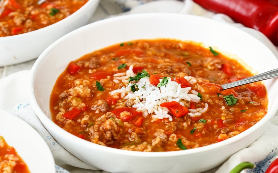 Soti pomidorų ir paprikų sriuba su mėsa