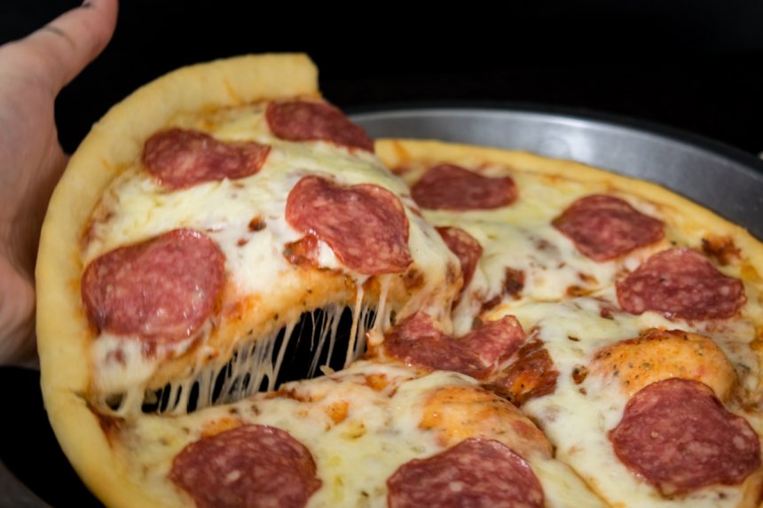 Storapadė pica su saliamiu ir sūriu ala Pizza Hut