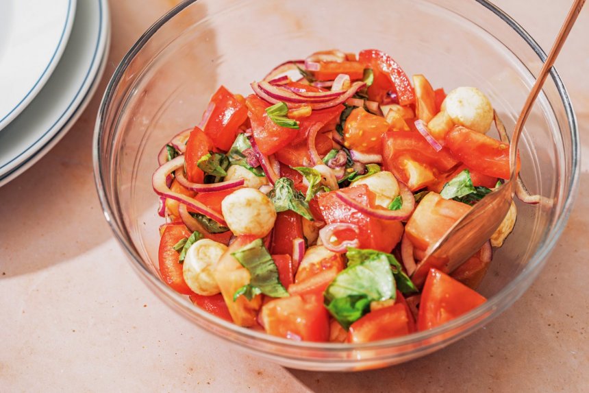 Tobulos pomidorų ir mocarelos salotos