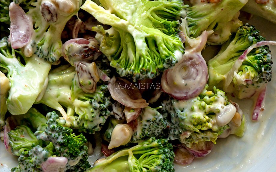 Traškios brokolių salotos su jogurtu