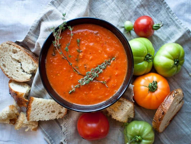 Trinta šviežių pomidorų sriuba - skani ir karšta, ir šalta