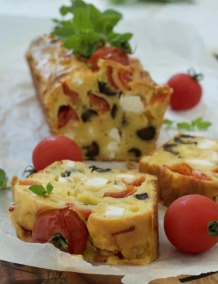 Užkandinė duonelė su feta sūriu, pomidorais ir alyvuogėmis