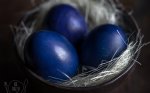 Mėlynėmis - mėlynių uogiene natūraliai dažyti margučiai kiaušiniai