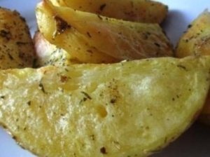 Orkaitėje keptos bulvių skiltelės su žolelėmis