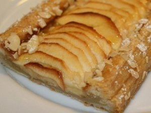 Sluoksniuotas obuolių pyragas su cinamonu
