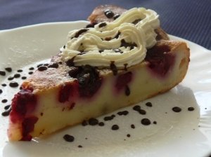 Karštas vyšnių pyragas su kardamonu